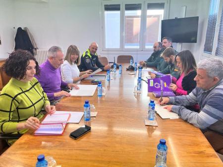 Imagen Ayer el Ayuntamiento de Sabiñánigo acogió una reunión entre la...
