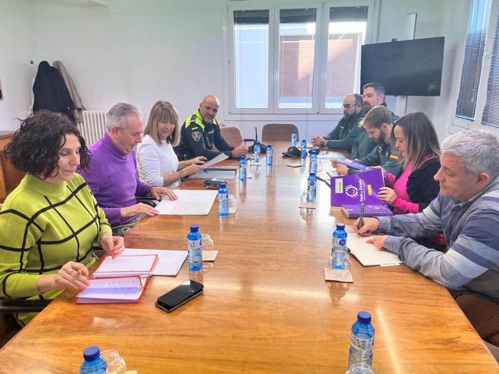 Imagen Ayer el Ayuntamiento de Sabiñánigo acogió una reunión entre la Subdelegación de Gobierno, la Guardia Civil y la Policía Local