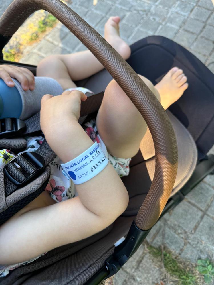 Imagen La Policía Local de Sabiñánigo ofrece pulseras de contacto para la seguridad de los menores durante las Fiestas de Santiago