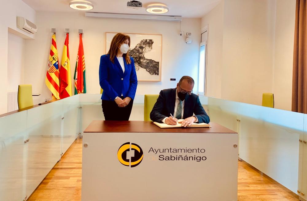 Imagen Felipe Faci firma el libro de honor del Ayuntamiento de Sabiñánigo