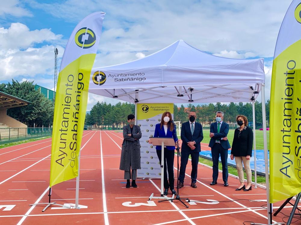 Imagen El Ayuntamiento de Sabiñánigo y el Gobierno de Aragón invierten medio millón de euros en las nuevas pistas de atletismo del municipio