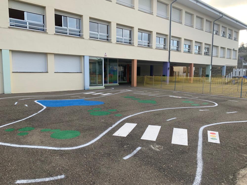 Imagen Nuevo mural y juegos de suelo en la Escuela Municipal Cardelina