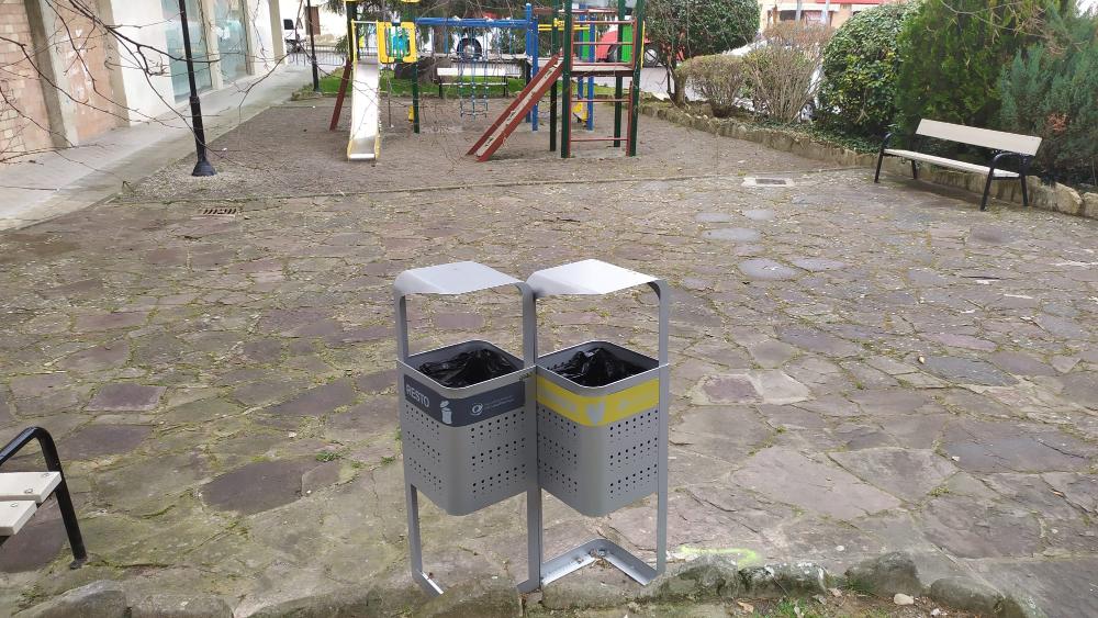 Imagen El Ayuntamiento de Sabiñánigo instala papeleras de recogida selectiva de residuos en parques y jardines